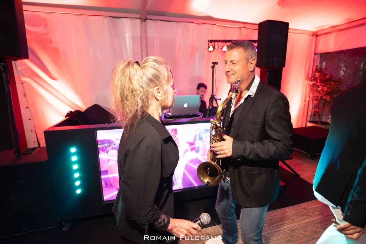 MARC SAX & POUCHYNE – duo saxophoniste et chanteuse en prestation live dans une ambiance lounge et festive