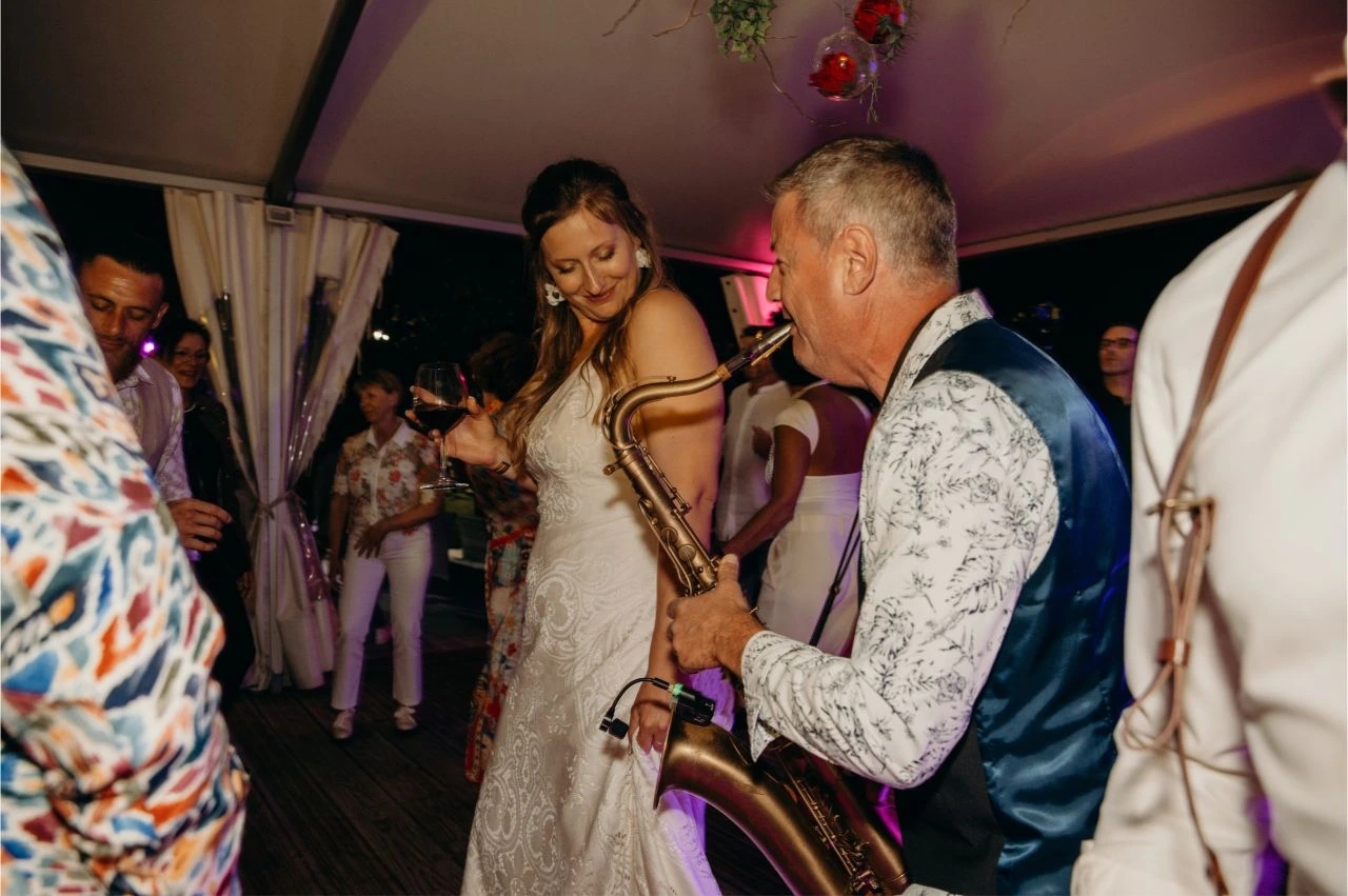 MARC SAX – saxophoniste animant une soirée de mariage en live avec les invités sur la piste de danse