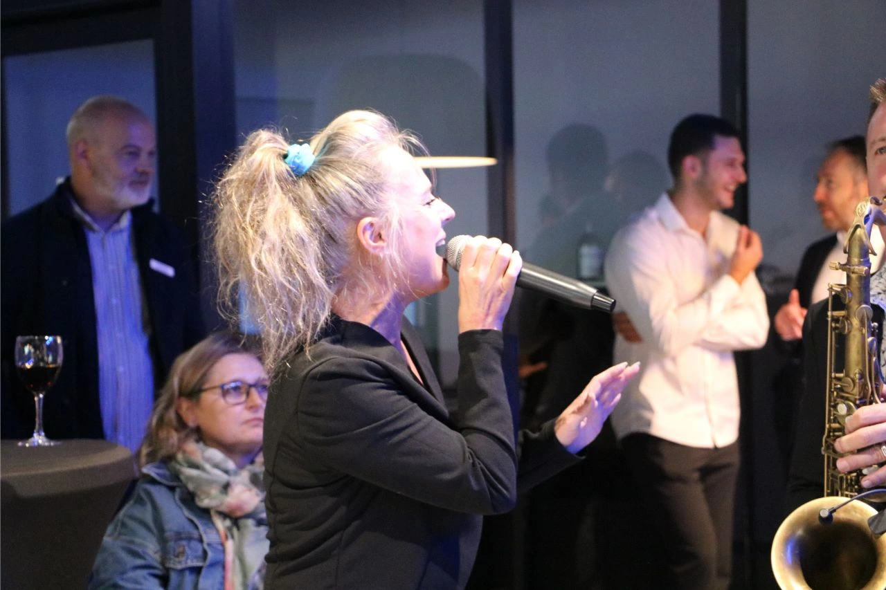 POUCHYNE – chanteuse du duo MARC SAX & POUCHYNE en performance live lors d’un événement privé