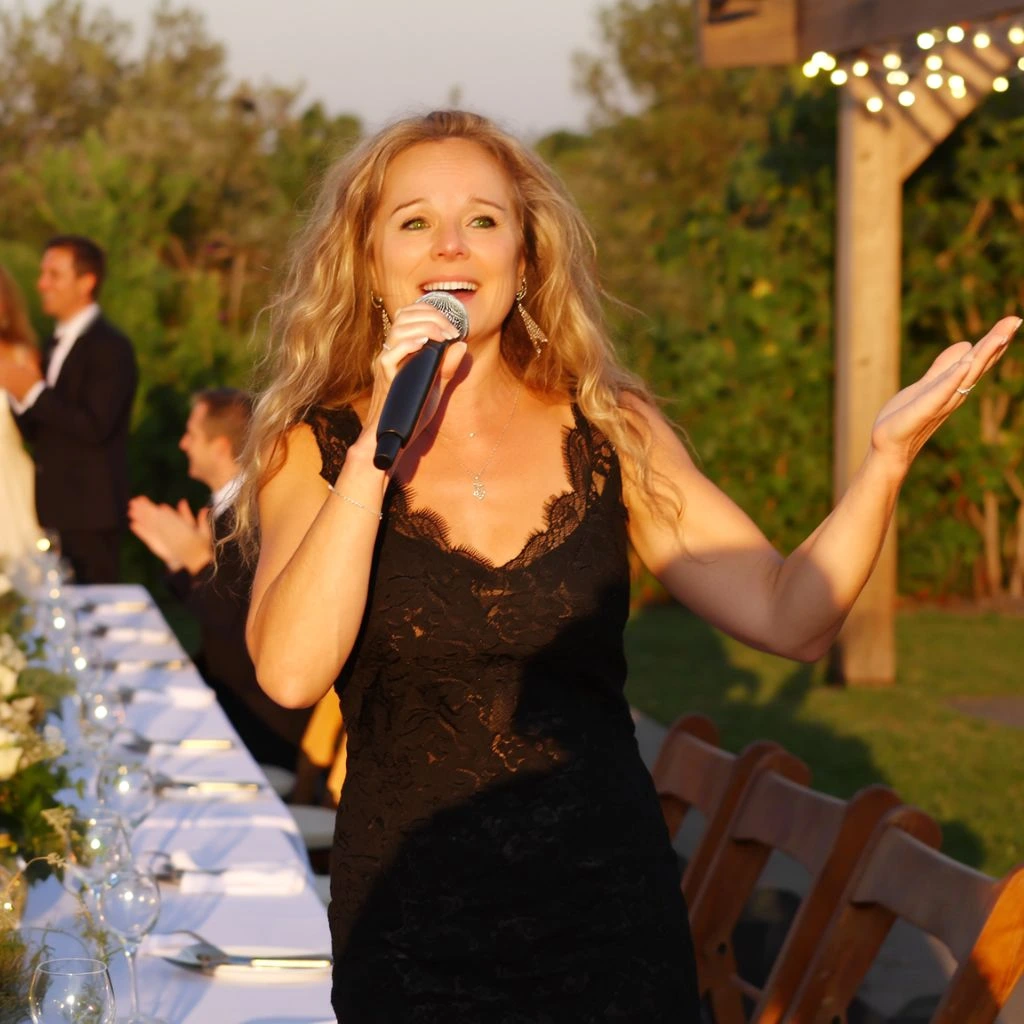 POUCHYNE – chanteuse du duo MARC SAX & POUCHYNE interprétant en live lors d’un mariage au coucher du soleil