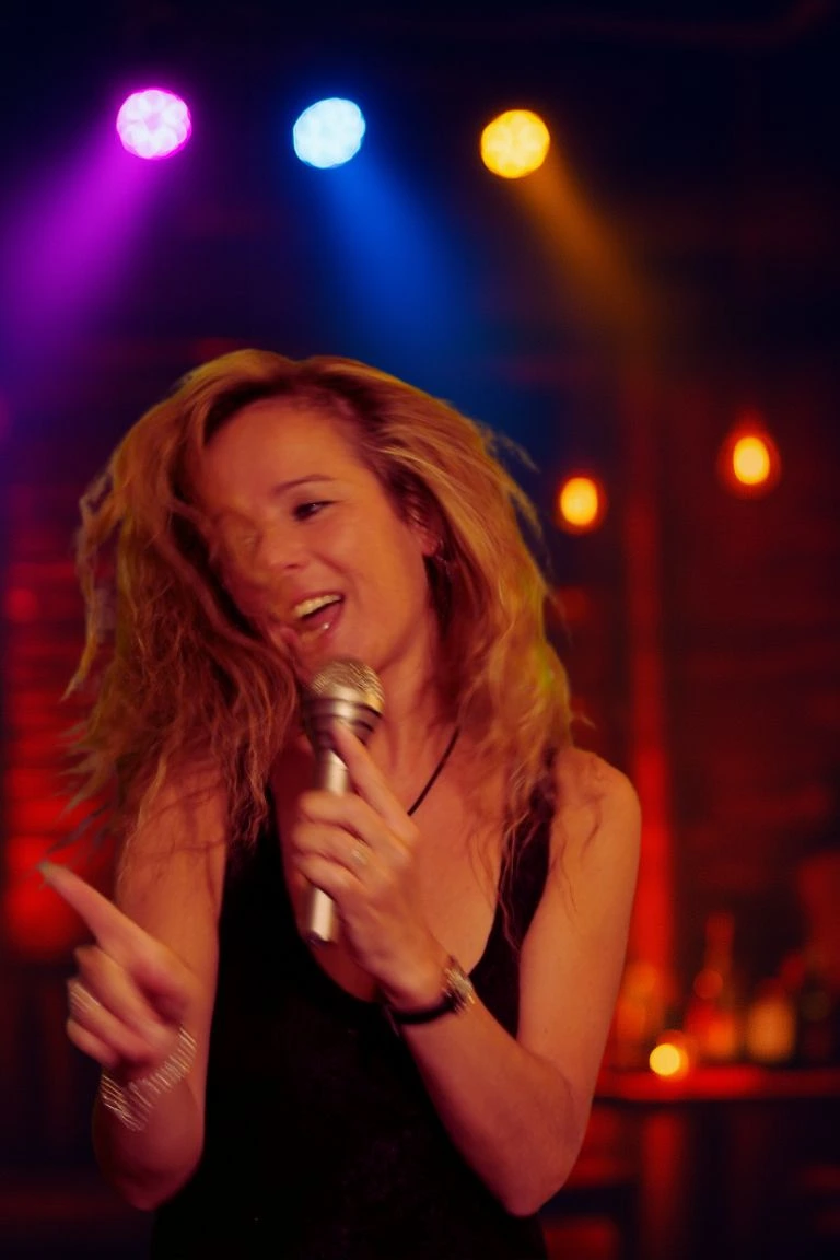 POUCHYNE – chanteuse du duo MARC SAX & POUCHYNE en concert live sous les lumières de scène