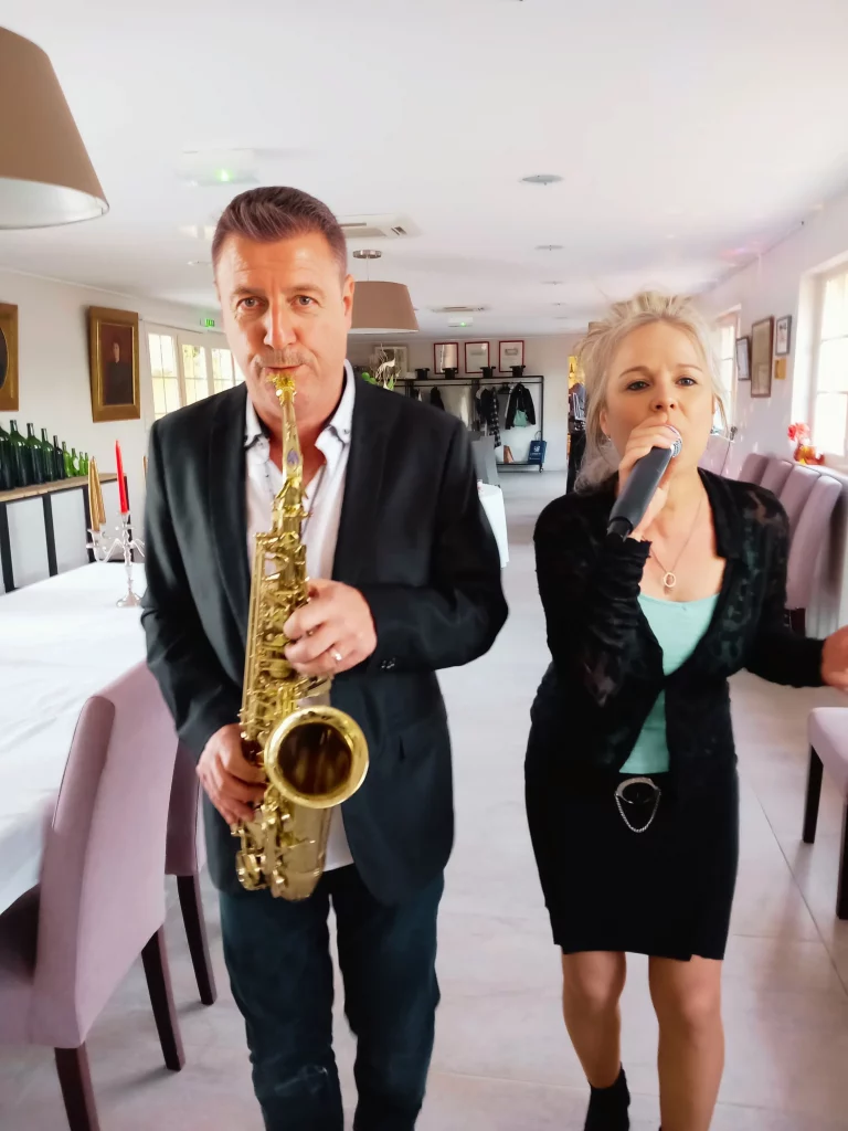 Duo musical MARC SAX & POUCHYNE – saxophoniste et chanteuse DJ en live, ambiance festive et élégante pour mariages, soirées privées et événements en Occitanie