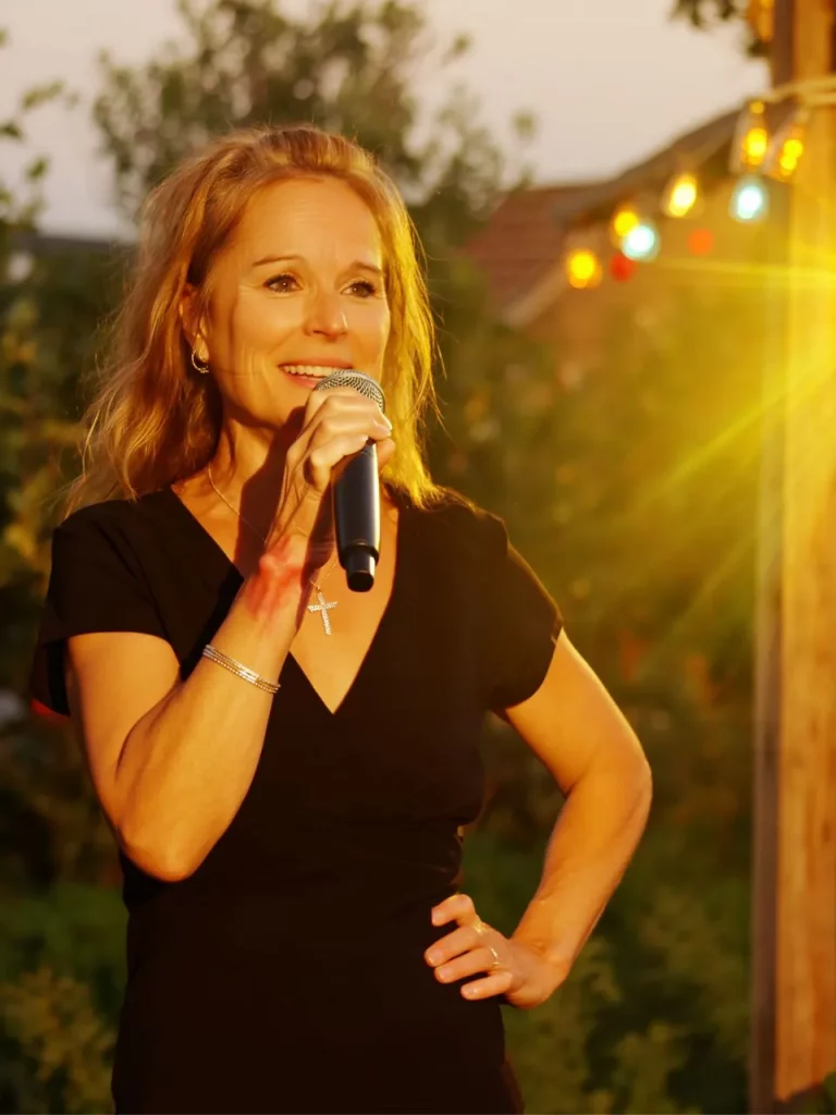 POUCHYNE – chanteuse et DJette live, ambiance festive et élégante